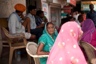 La espera del autobús en Pushkar, Rajastán
